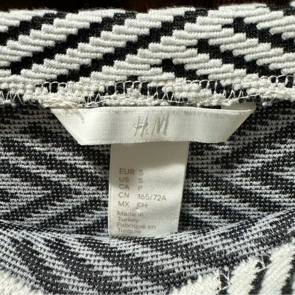 H&M White Black Aztec Print Mini Skirt Small NWOT - Picture 2 of 3